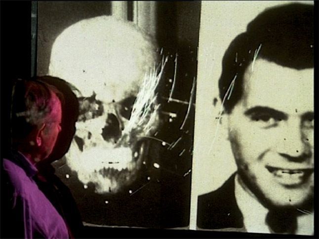 Clyde Snow identifica las características distintivas en una diapositiva de la calavera de Josef Mengele, Oklahoma, 1995.